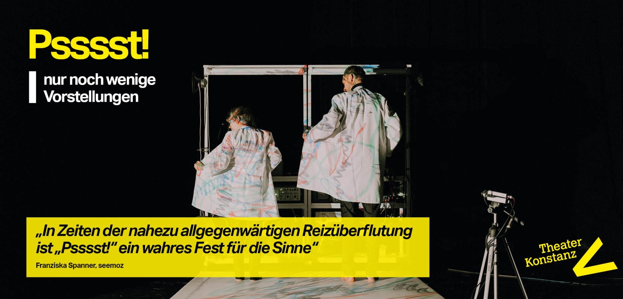 "Hör hin, hör her, hör kreuz und quer". Blaue Kopfhörer. Die Ohrabdeckungen bilden die Augen eines Gesichts. Eine quer darunter liegende Banane bildet den Mund. Über dem Bild liegen Schneeflocken. Beschreibung: Psssst. Familienstück Familienstück übers  Rauschen und Lauschen von  Barbara Fuchs & Jörg Ritzenhoff, ab 20/11/22, Uraufführung, Werkstatt, ab 4 Jahren